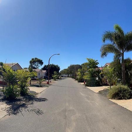 Outback Oasis Caravan Park Carnarvon Extérieur photo