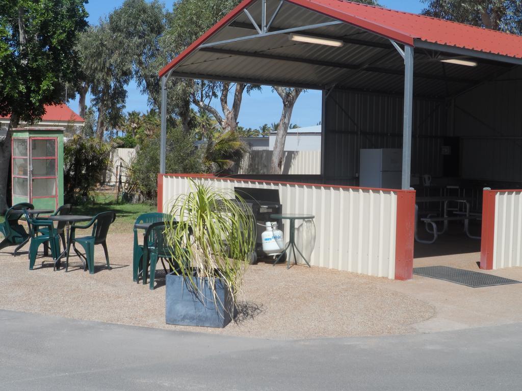 Outback Oasis Caravan Park Carnarvon Extérieur photo